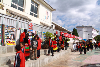 宁蒗县非遗中心带《非遗法》进校园