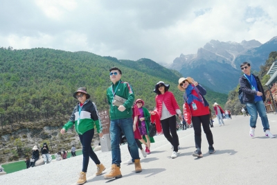 “五一”游丽江：游客对旅行社、导游道出满意！（附视频）