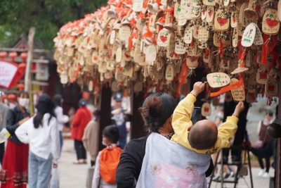 “五一”首日，街访来丽游客，他们在丽江玩得好吗？