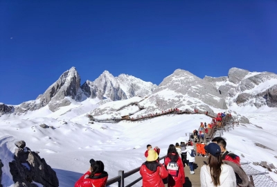 “五一”玉龙雪山景区自驾游火热，游客安全、安心、舒心游！