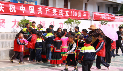 宁蒗县非遗中心带《非遗法》进校园