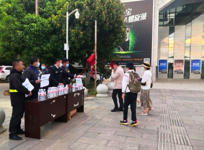 暖心一幕再现丽江火车站 今早丽江服务晚点的640余名旅客