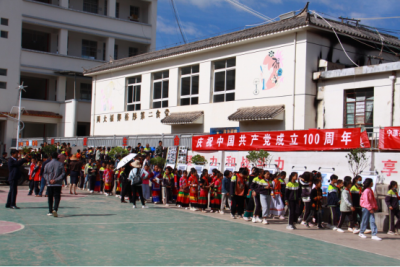 宁蒗县非遗中心带《非遗法》进校园