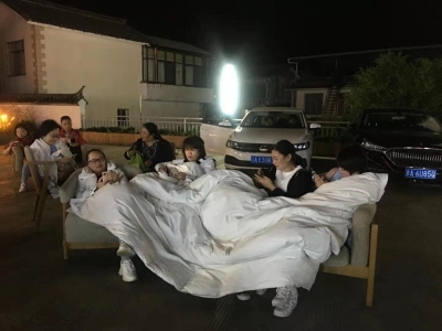 带团中遇到地震，丽江导游用心安抚、妥善安置、暖心陪伴游客