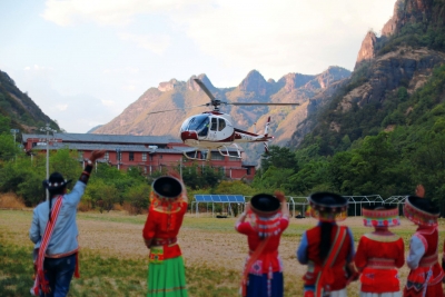 丽江旅游新玩法！乘坐观光直升机到老君山黎明景区实现首飞
