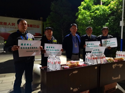 暖心一幕再现丽江火车站 今早丽江服务晚点的640余名旅客