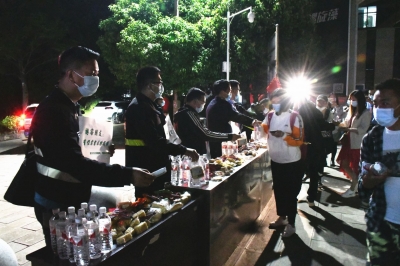 凌晨1时47分、200余名旅客！丽江火车站发生了暖心的一幕...