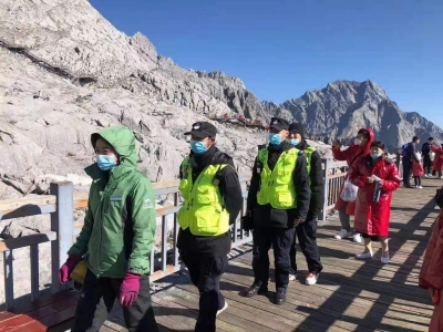 “五一”玉龙雪山景区自驾游火热，游客安全、安心、舒心游！