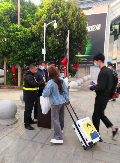 暖心一幕再现丽江火车站 今早丽江服务晚点的640余名旅客