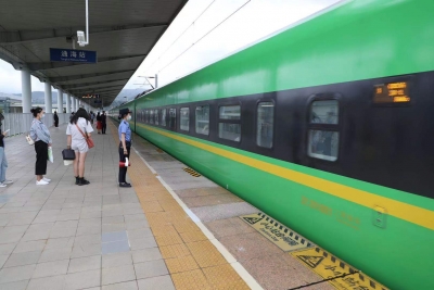 云南临沧至丽江今日首开动车 近3000人乘坐体验