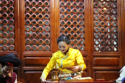 小品剧《丽江那个家》在丽江古城接风楼首演