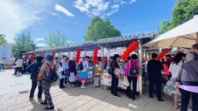 今天，丽江古城美食飘香，歌声飘扬！