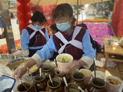 今天，丽江古城美食飘香，歌声飘扬！