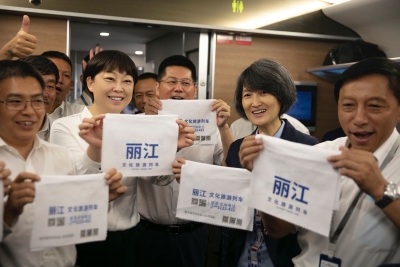 “七彩云南文化旅游列车”（丽江号）启程
