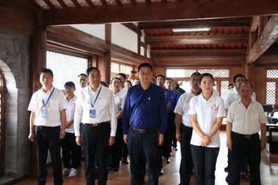 三名工匠耗时三年錾刻千万次，三幅“红色”银版画亮相丽江古城