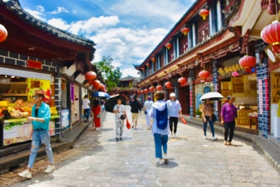 漫步丽江古城，邂逅小巷橱窗里的诗情画意