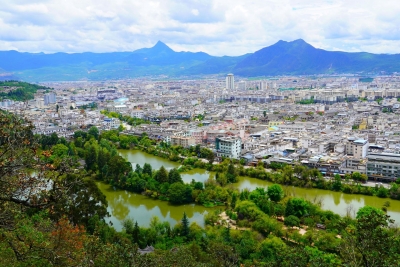 有一种登山体验叫做“象山俯瞰丽江城”！