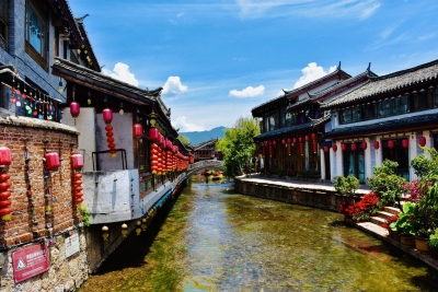 漫步丽江古城，邂逅小巷橱窗里的诗情画意
