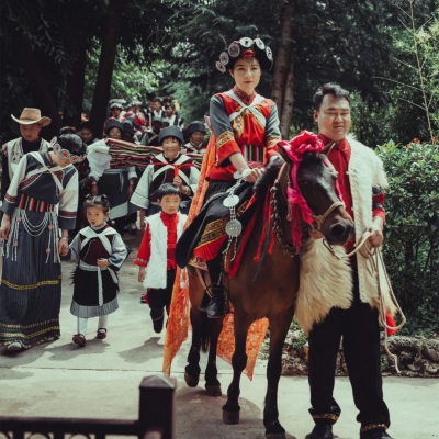 旅游新时尚！到丽江东巴谷旅游区体验一场东巴婚礼
