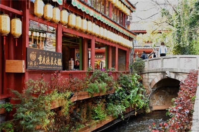 漫步丽江古城，邂逅小巷橱窗里的诗情画意