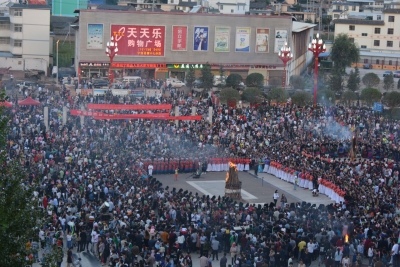  农历六月二十四，“云”赏往年丽江宁蒗火把节