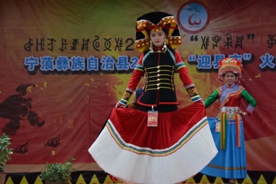  农历六月二十四，“云”赏往年丽江宁蒗火把节