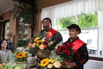 “花”+“家”=? 丽江这些家庭在蔷薇花园里分享幸福秘籍
