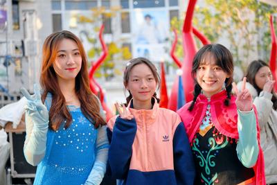 天雨流芳·文旅大集丨《冰雪奇缘》惠民舞台剧受欢迎！丽江祥和热闹非凡