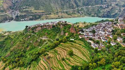 点赞！丽江市文旅局驻村工作队员为乡亲拍照，让美景出圈！
