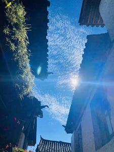 治愈系美图！你被今天丽江的蓝天白云刷屏了吗？