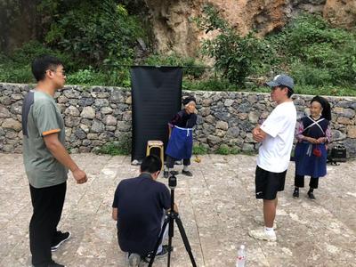 点赞！丽江市文旅局驻村工作队员为乡亲拍照，让美景出圈！