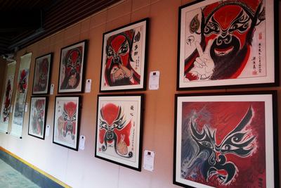 天雨流芳·文旅大集丨梁汉森画展丽江开幕！“京”彩万千！