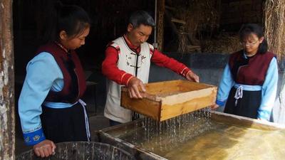走进丽江·民族民间文化艺术——东巴纸（做一张好纸） 