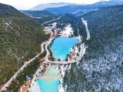 高空俯视蓝月谷 犹似雪山镶嵌了一弯蓝月亮  