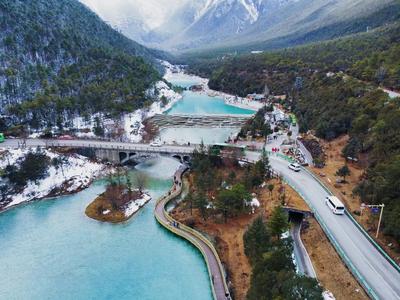 高空俯视蓝月谷 犹似雪山镶嵌了一弯蓝月亮  