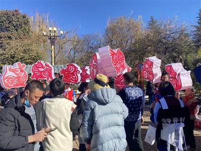 做花灯、做汤圆…丽江古城多彩的庆元宵活动，营造出喜庆祥和的节日氛围