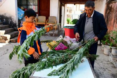 游云南 正当时｜逛药集  系五彩线 丽江端午药草飘香 乡愁缠绕
