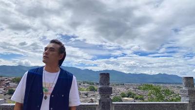 演员陈龙丽江避暑 直呼最美天气在丽江！