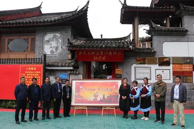 “世纪华章——不忘初心 牢记使命”刺绣作品捐赠仪式举行