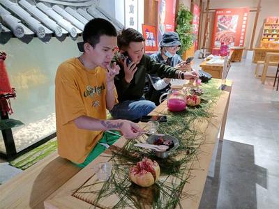 丽江软籽石榴节启幕