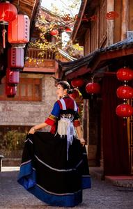 丽江首届古城区非遗文化周｜纳西族服饰有多美？
