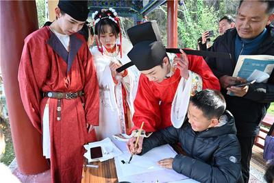 丽江“三多节”在“龙潭拾忆游园会”拾回传统的美好