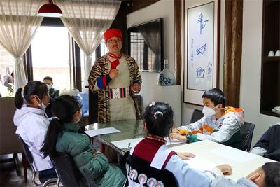 丽江纳西族东巴青花文创节举行