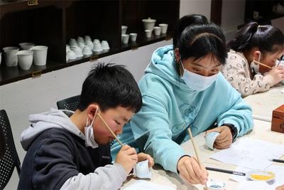 丽江纳西族东巴青花文创节举行