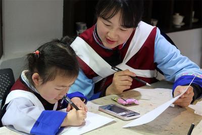 丽江纳西族东巴青花文创节举行