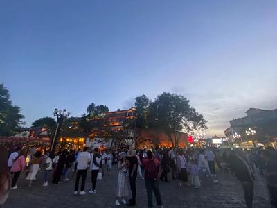 火爆！丽江迎来暑期旅游热潮