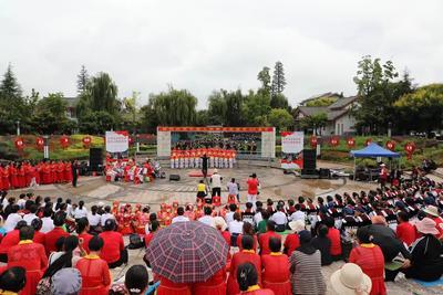 丽江市玉龙县欢歌笑语庆祝“八一”建军节