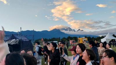 到雪山花海，共享激情音乐之夜，首届“澎然心动”丽江古城音乐嘉年华精彩开唱
