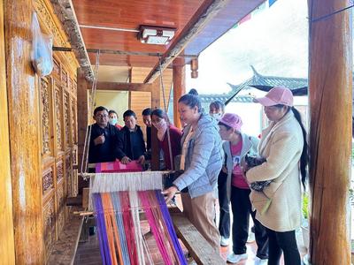 丽江市永胜县与宁蒗县纺织艺人开展纺织交流学习