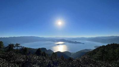 丽江泸沽湖景区举行迎国庆升旗仪式     